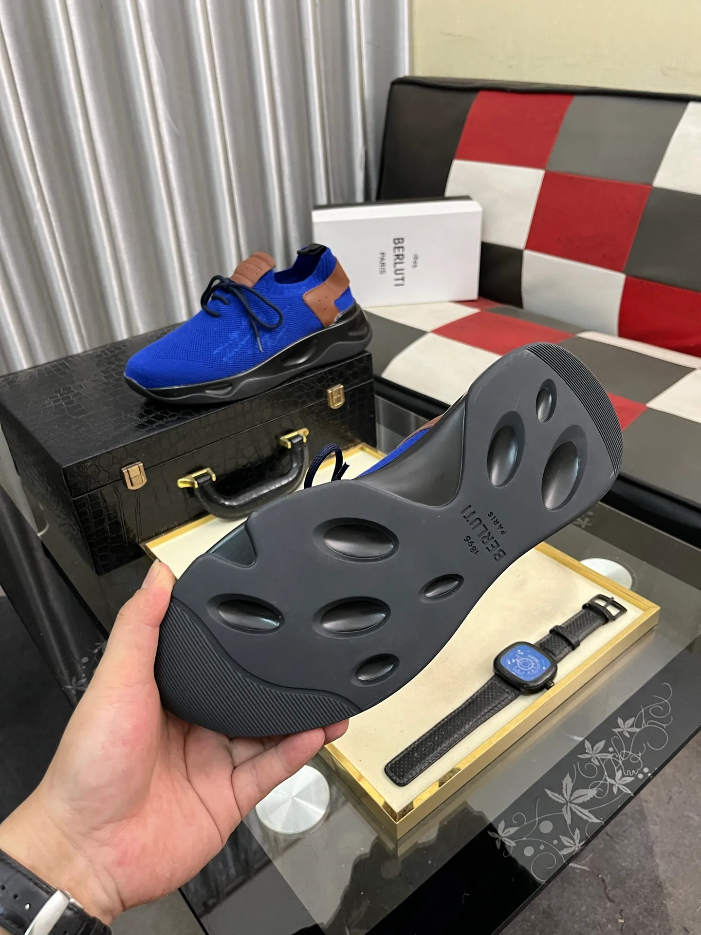 Men's Men's Shoes 💰400⌚️⌚️Berlut* France's top men's shoes, Berluti brand broke the rules in its first show and launched a new Edge shoe last. This model is hand-crafted with exquisite and fashionable fly-woven cowhide, a water-dyed cowhide lining, and an original color-blocked lightweight and wear-resistant rubber sole. This bold improvement of the iconic shoe last is of great significance to the creative work of its unique shape and edge width. On Alessandro shoes, this sharp-edged silhouette is made more see-through through Kris' bold and professional new Cloudy dyeing, making it classic and fashionable! Size: 38-46